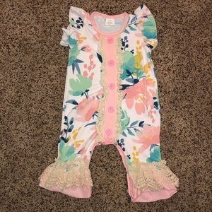 Floral romper with lace